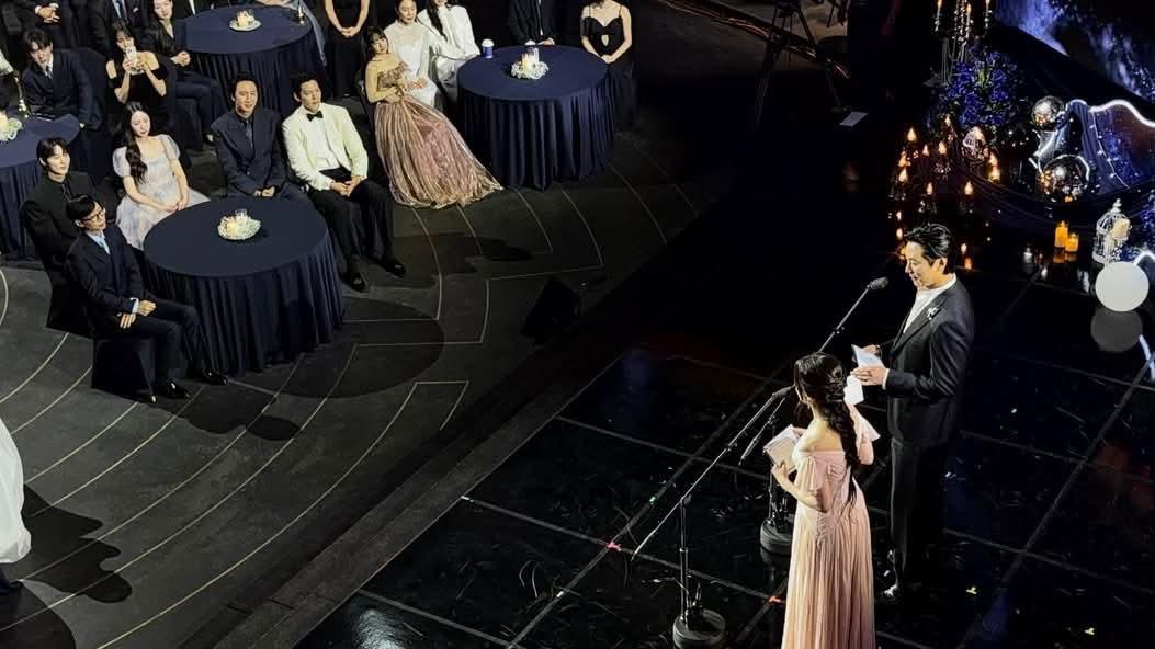 linyihaocun's tweet photo. SOMEONE HOLD MEEEEEEEEE

#IU #ByeonWooseok https://t.co/z4hyaRTvmA