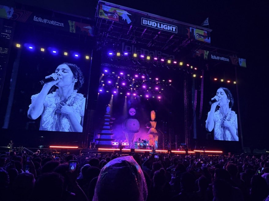 acessoliviabr's tweet photo. 🚨OLIVIA RODRIGO NO PALCO DO LOLLAPALOOZA CHICAGO, COM A BANDA Smashing Pumpkins. https://t.co/7TmijfkCOy