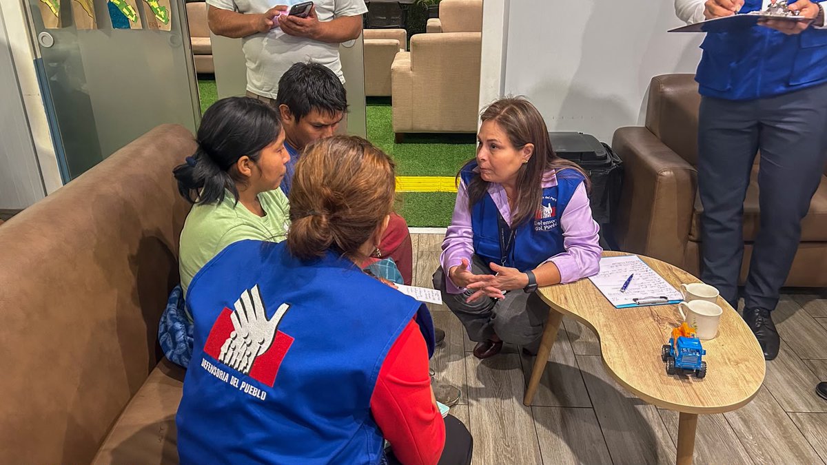 Defensoria_Peru's tweet photo. #NotaDePrensa 📣 | 🚨 𝗗𝗘𝗙𝗘𝗡𝗦𝗢𝗥𝗜́𝗔 𝗗𝗘𝗟 𝗣𝗨𝗘𝗕𝗟𝗢 𝗦𝗨𝗣𝗘𝗥𝗩𝗜𝗦𝗔 𝗟𝗔 𝗔𝗧𝗘𝗡𝗖𝗜𝗢́𝗡 𝗕𝗥𝗜𝗡𝗗𝗔𝗗𝗔 𝗣𝗢𝗥 𝗘𝗟 𝗘𝗦𝗧𝗔𝗗𝗢 𝗔 𝗩𝗜́𝗖𝗧𝗜𝗠𝗔𝗦 𝗗𝗘 𝗜𝗡𝗖𝗘𝗡𝗗𝗜𝗢 𝗘𝗡 𝗘𝗟 𝗗𝗜𝗦𝗧𝗥𝗜𝗧𝗢 𝗗𝗘 𝗚𝗥𝗢𝗖𝗜𝗢 𝗣𝗥𝗔𝗗𝗢

La Defensoría del Pueblo viene realizando labores de seguimiento y supervisión de la atención brindada por las instituciones del Estado a las víctimas del incendio ocurrido en el distrito de Grocio Prado, provincia de Chincha, departamento de Ica. El siniestro, registrado aproximadamente a las 11:00 a. m., dejó como saldo el fallecimiento de una madre y un adolescente de 14 años, así como tres niños de 10 días de nacido, 3 y 7 años de edad, quienes fueron evacuados al Instituto Nacional de Salud del Niño (INSN) de San Borja, en Lima.

🔗Nota de prensa 👉 https://t.co/l23vYtRevH

#DefensoríaDelPueblo
#TeDefiende
