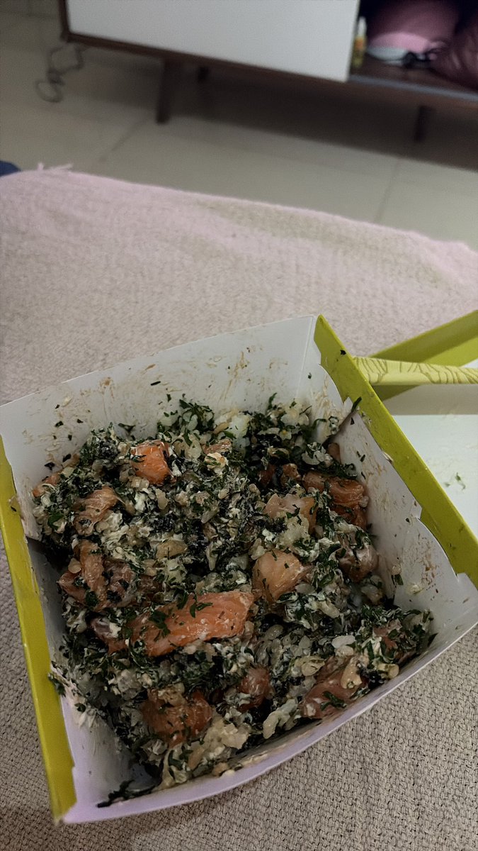 kcaltoxity's tweet photo. quebrei comendo um poke achei q ia ser uma boa ideia, me arrependi e purguei o maximo q consegui mas sinto q nao saiu tudo agr vou tomar todos os laxantes q eu ver https://t.co/iFD1SjG8mH