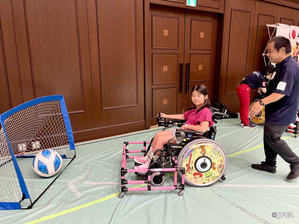 JPFA_official's tweet photo. 【イベント出展報告】こども霞が関見学デーに出展しました⚽️

7月29日(水)・30日(木)の2日間、文部科学省で開催された「こども霞が関見学デー」にJPFAも出展！

ファンガードを取り付けた電動車いすでボールを蹴る体験コーナーに、多くの子どもたちが参加してくれました！

#こども霞が関見学デー

https://t.co/HjkDyiUwVC
