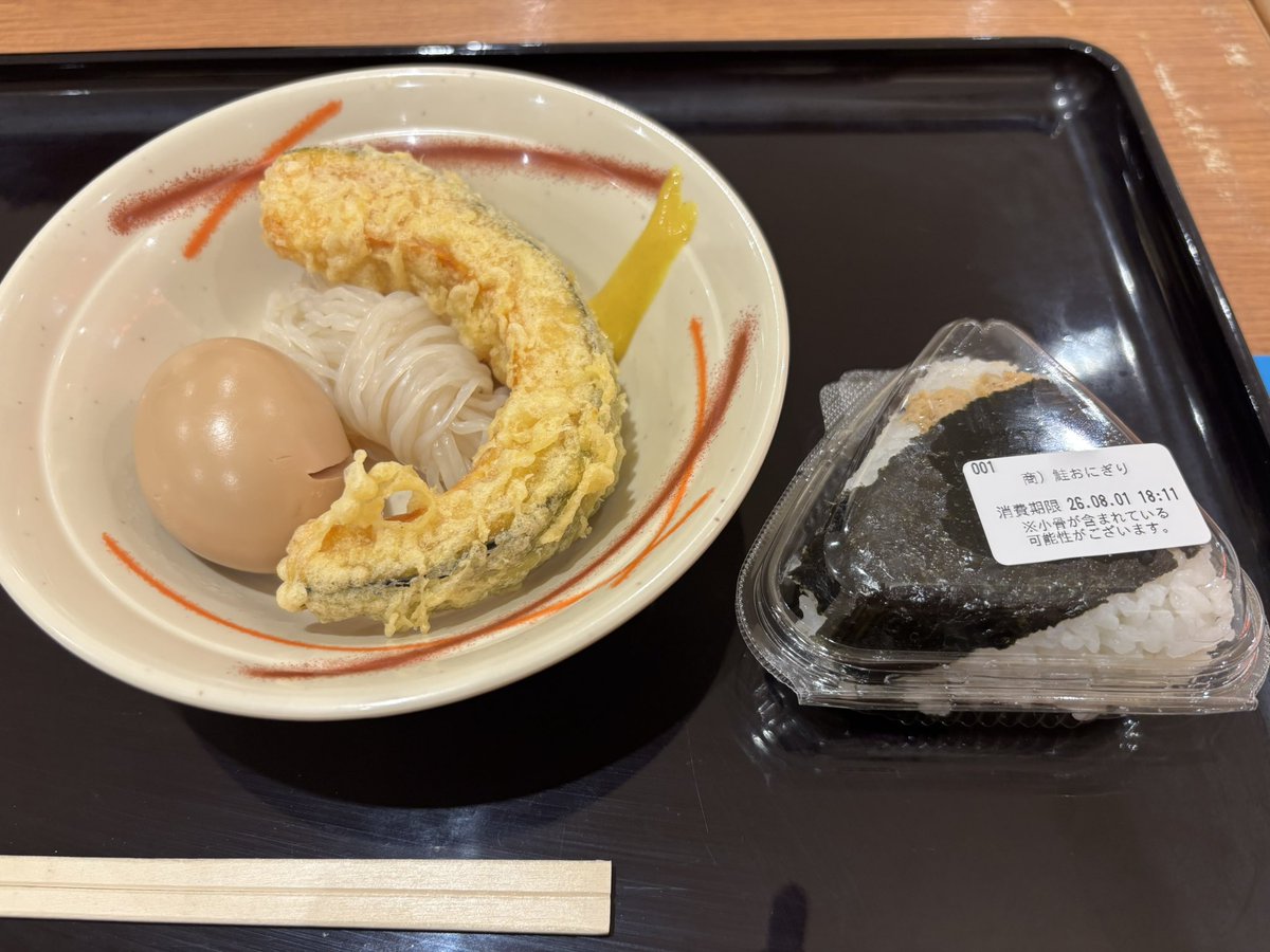 chimi12719935's tweet photo. こんにちは😃✨
うどん屋さんでおにぎり😄🍙 https://t.co/gnTy15YWbq