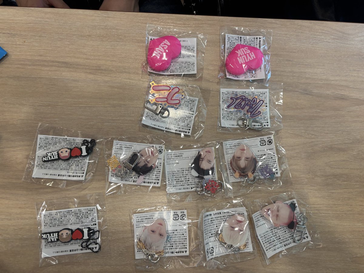 skz_change's tweet photo. treasure 交換

【求】ドヨン　（ハートの扇子ののみジュンギュ）

【譲】下の写真（異種可能）

8/1、8/2は会場にいます。
よろしくお願いします https://t.co/nyrqcwmyIs