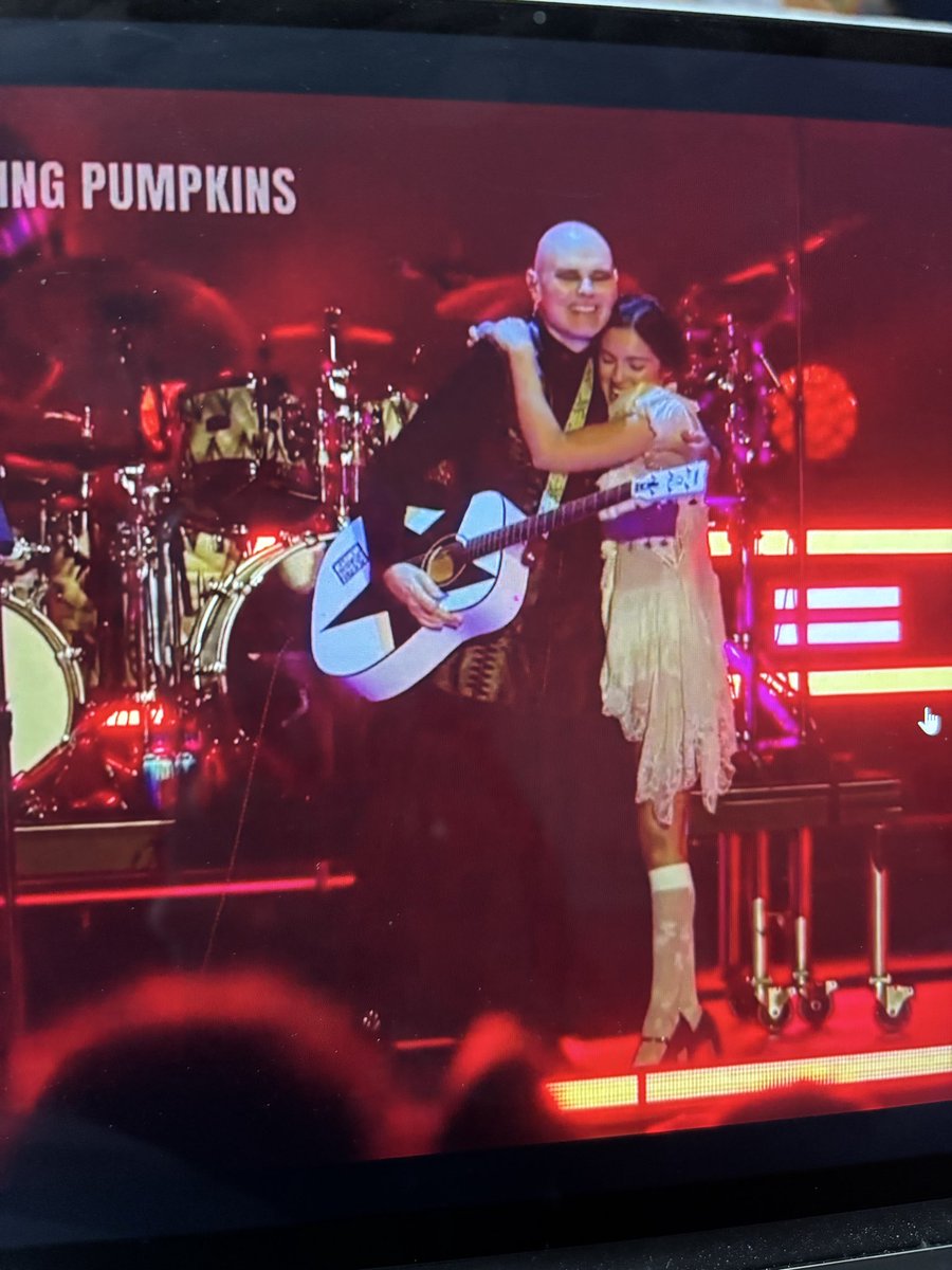 georgieslogical's tweet photo. THIS IS SO SWEETIE LIV X SMASHING PUMPKINS AT LOLLA https://t.co/GUdp9Nuqw3