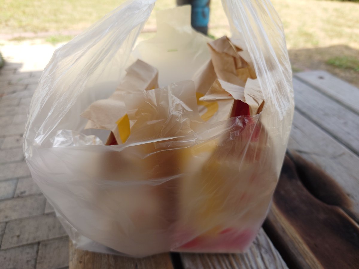biwamaru_y's tweet photo. 糖尿病の通院で打ちのめされたので景気付けに朝マック。
メガマフィンのセットなのだが紙袋が２つ。
何か間違ってないか？と思ったが１つはコーラ（ゼロなのが病院への配慮）だった。
一番大きいサイズと思って注文したのがJなんだと。
氷が多く重さ感覚から残量の推測が難しい（Jでも少ない。意訳） https://t.co/sfsxyFm6Um
