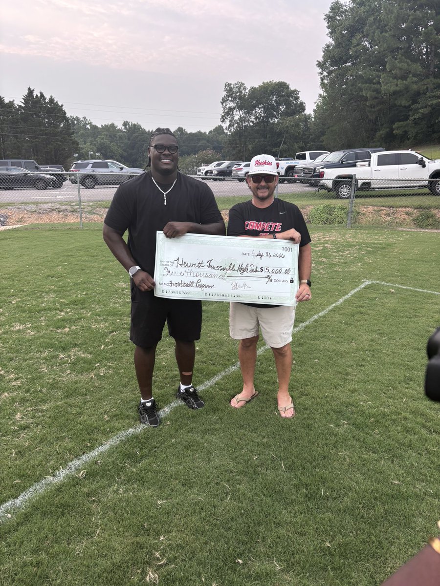 HuskyFast's tweet photo. Thank you to our former player @hunterrosborne for giving back and investing in the future of our youth and varsity football programs. Hunter graduated from Hewitt-Trussville in 2023 and was a two-time All-State player. He’s currently playing in the @SEC for the @RazorbackFB https://t.co/6nr9GKmEod