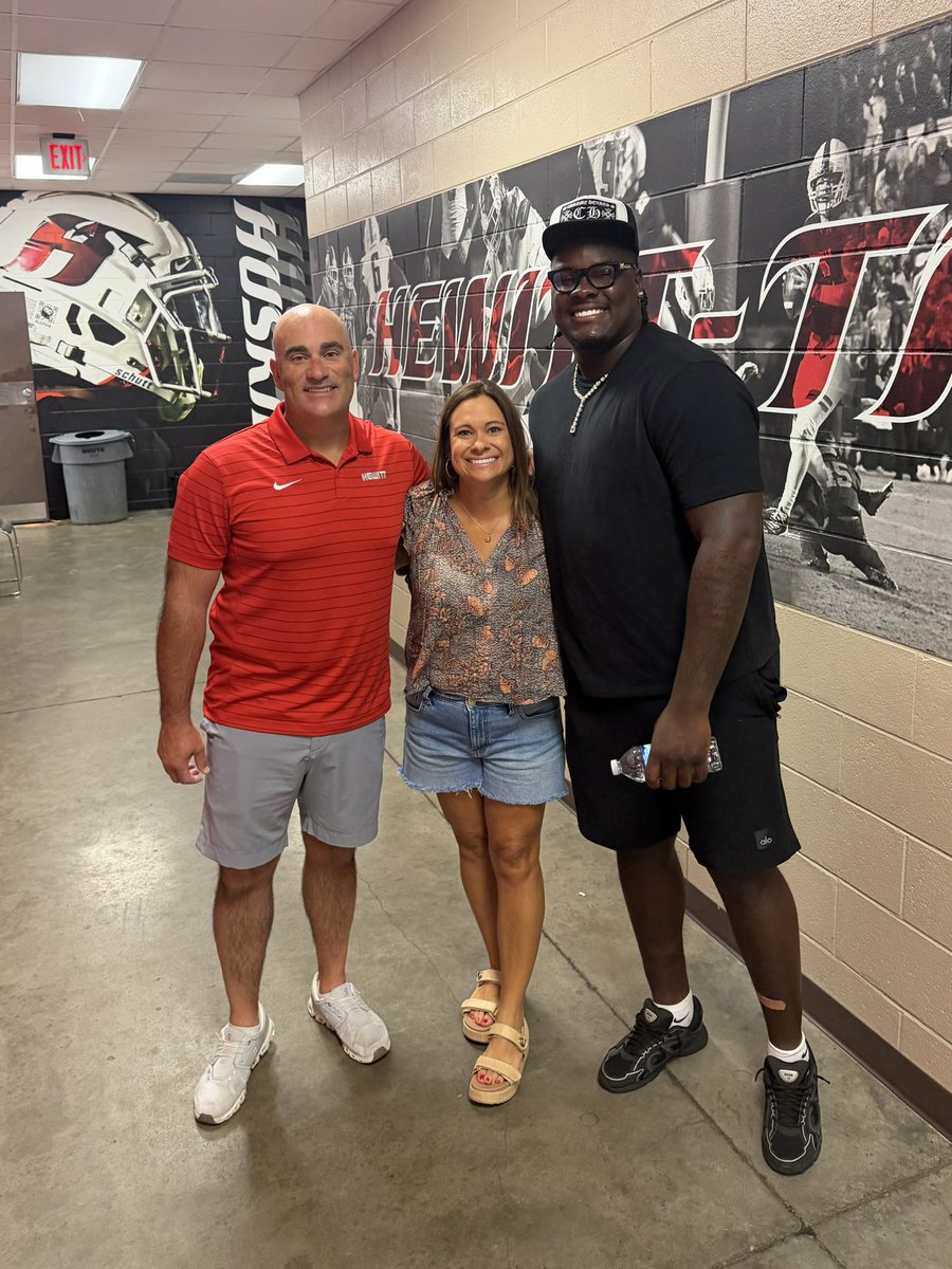 HuskyFast's tweet photo. Thank you to our former player @hunterrosborne for giving back and investing in the future of our youth and varsity football programs. Hunter graduated from Hewitt-Trussville in 2023 and was a two-time All-State player. He’s currently playing in the @SEC for the @RazorbackFB https://t.co/6nr9GKmEod