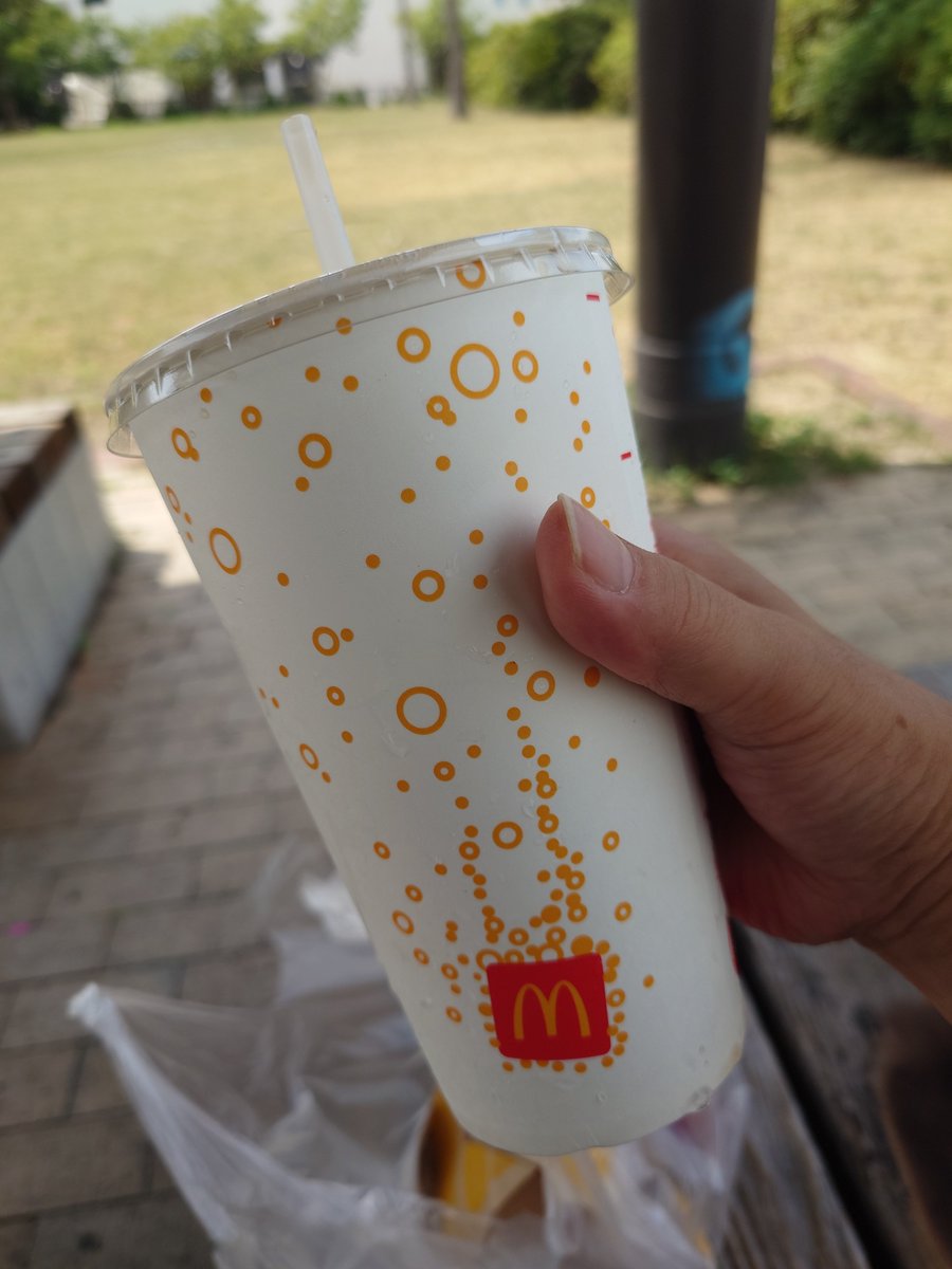biwamaru_y's tweet photo. 糖尿病の通院で打ちのめされたので景気付けに朝マック。
メガマフィンのセットなのだが紙袋が２つ。
何か間違ってないか？と思ったが１つはコーラ（ゼロなのが病院への配慮）だった。
一番大きいサイズと思って注文したのがJなんだと。
氷が多く重さ感覚から残量の推測が難しい（Jでも少ない。意訳） https://t.co/sfsxyFm6Um