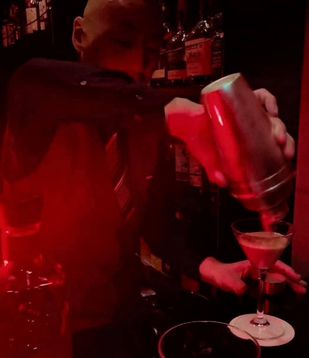 SHOTBARROBROY's tweet photo. あっと言う間に今年も
8月となりました.
夏真っ只中.
夜になっても熱冷めやらぬ真夏…
涼しい店内で特別な一杯
いかがでしょうか?
皆様のご来店を心よりお待ちしております．
亀有SHOTBARROBROY
洋酒店にて. https://t.co/BZsDy1qwcJ