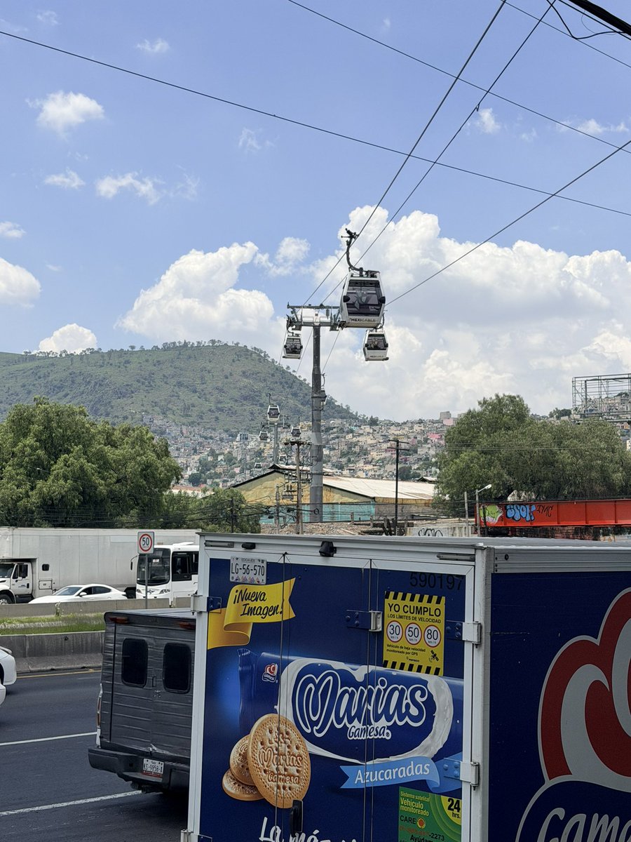 dari0oss's tweet photo. Hay un Pastes Kikos y un Oxxo en la estación de Mexicable “Periférico”, cruzando la calle de mi nuevo trabajo. Toda esta semana he ido por un paste y a veces por un agua o una soda. Creo que lo haré mi rutina del diario, quizás a veces me atreva a comprar un pay de queso. https://t.co/uQifjhRM6Y
