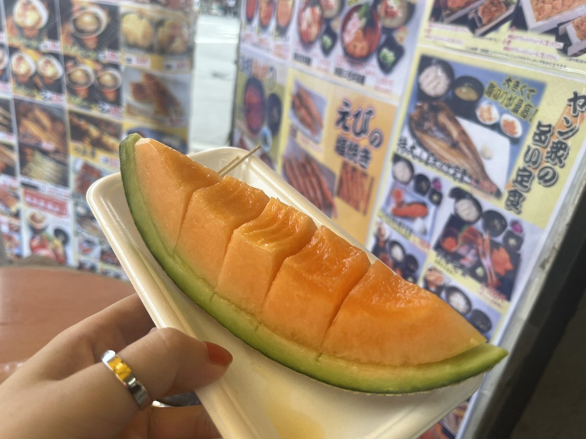 chirotan22's tweet photo. お腹いっぱいだけど札幌市中央卸売場外市場に寄り道。ここのメロンがまーーー甘くて美味しかった！！💓もっともっと食べれば良かったほんとにそれが心残り…🍈 https://t.co/3Lvavmp9dE