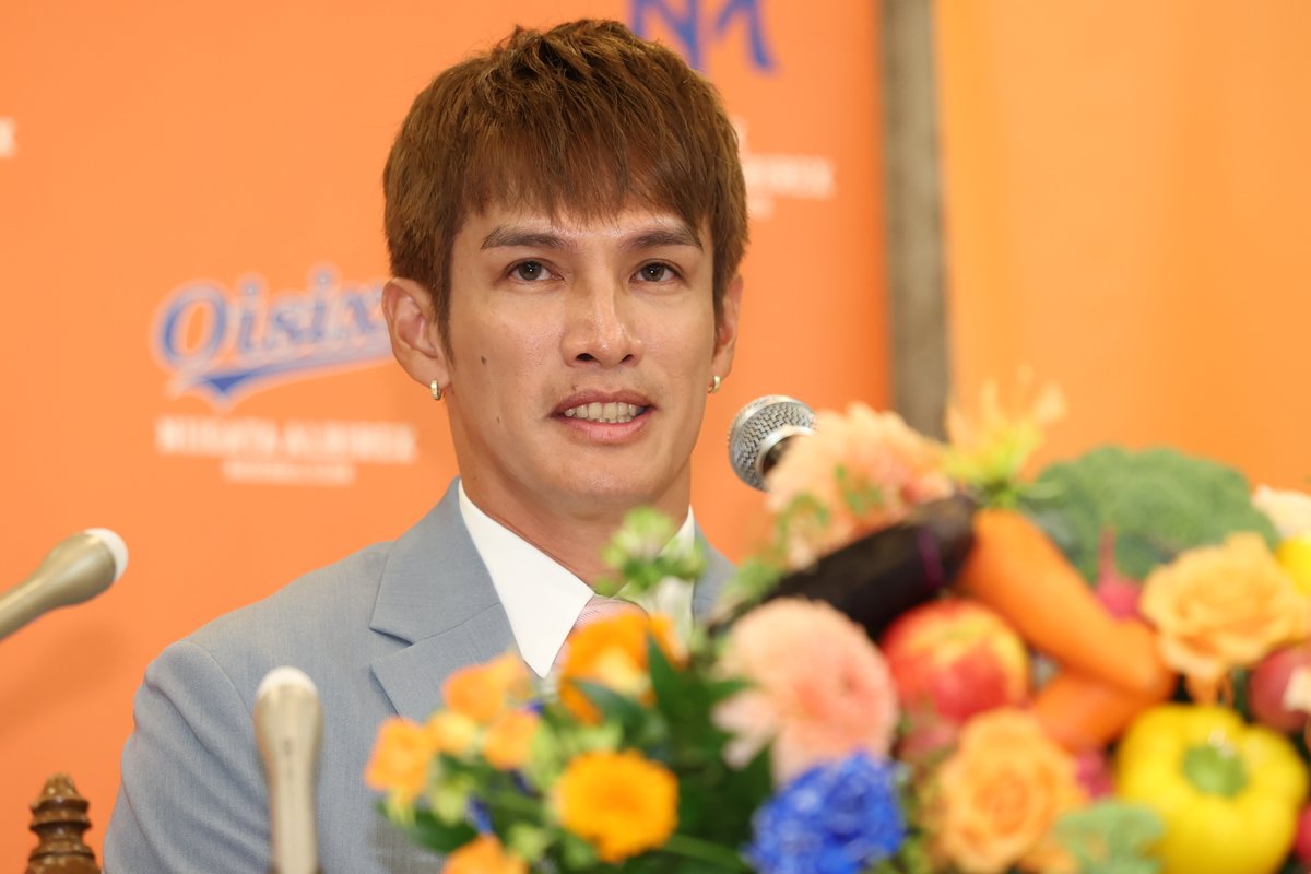 Fullcountc2's tweet photo. 現役生活に一区切りをつける #陽岱鋼 外野手へ――。

#日本ハム 時代のチームメートだった #稲葉篤紀 2軍監督と #今浪隆博 さんがサプライズで登場し、花束を贈呈💐

懐かしい笑顔があふれる、心温まるワンシーンでした。

Photo by Yuki Kajiya📸 https://t.co/TZ0PcdU5oF