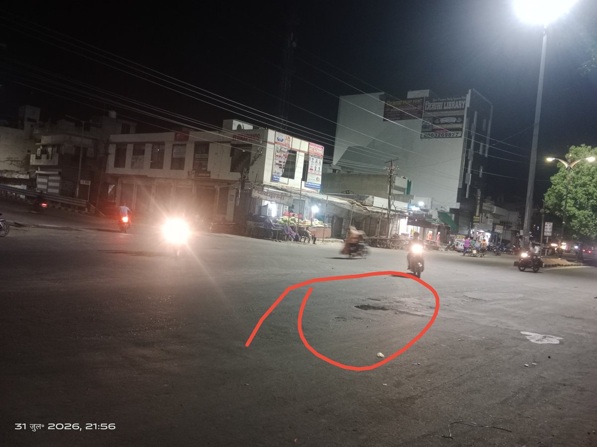 Devprak16084420's tweet photo. पाली की सड़कों पर रात को चलना इतना कठिन है कि हर 10-15 मीटर में बड़े बड़े गड्ढे है दुर्घटना की आशंका रहती है @DmpaliPali य�� फोटो मैन रोड़ मिल गेट फ्लाई ओवर ब्रिज, NH 62 को जोड़ने वाला हाईवे है https://t.co/pfIBOtnu4d