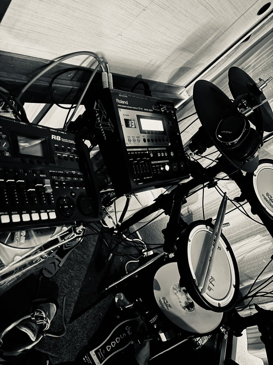 thesnaqxoxo's tweet photo. Recording...
#punk #noise https://t.co/VpHFLhC2to