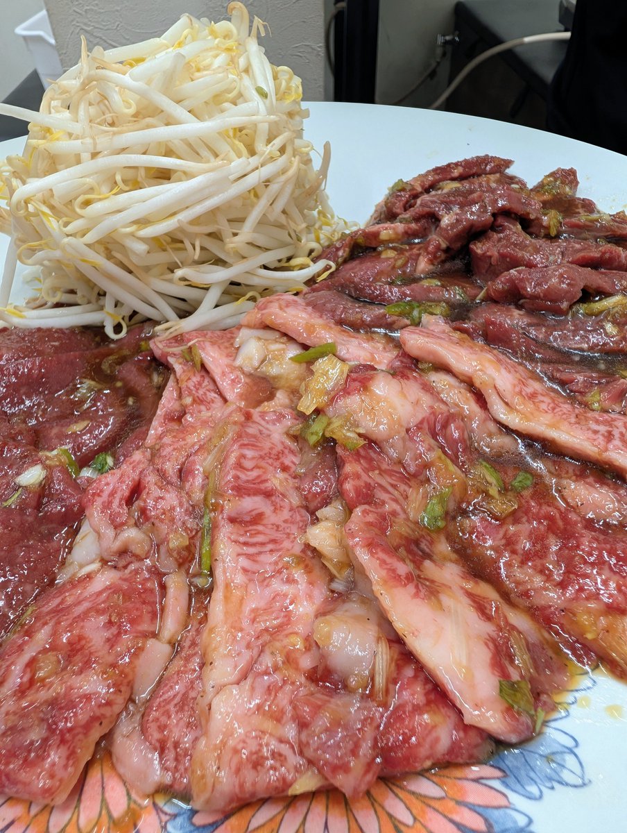hon090hon's tweet photo. 埼玉の与野で
煙が目に染みる焼肉😭
だが美味い🥩

#昨日の想い出 https://t.co/xPCR0Aa0yp