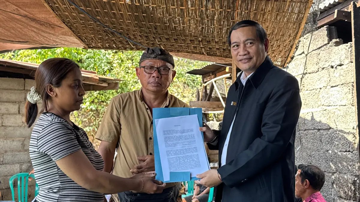 LambeSahamjja's tweet photo. plot twist dari kejadian dugaan mal1ng ayam di bali:
- ternyata kd ini udah lama jadi buronan (dpo) polres badung
- dia diduga terlibat beberapa kasus pencurian
- seperti laptop di abiansemal, konter hp di petang, sama pencurian ayam
- polisi (ps sihumas polres badung, aiptu ni nyoman ayu inastuti) benerin kalau kd emang dpo
- sudah 4x di incar tapi selalu lolos 
- keluarga kd resmi dapat pendampingan hukum
- pendampingan ini bukan buat benerin dugaan pidana kd
- tapi buat pastiin proses hukum berjalan sesuai aturan