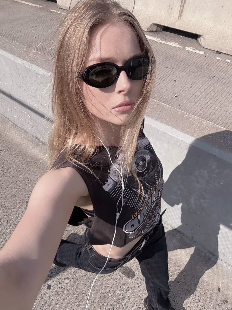 Roseriums's tweet photo. today's outfit as i'm in a hurry to get my iced matcha. 🖤 https://t.co/JXbTs4kGxl