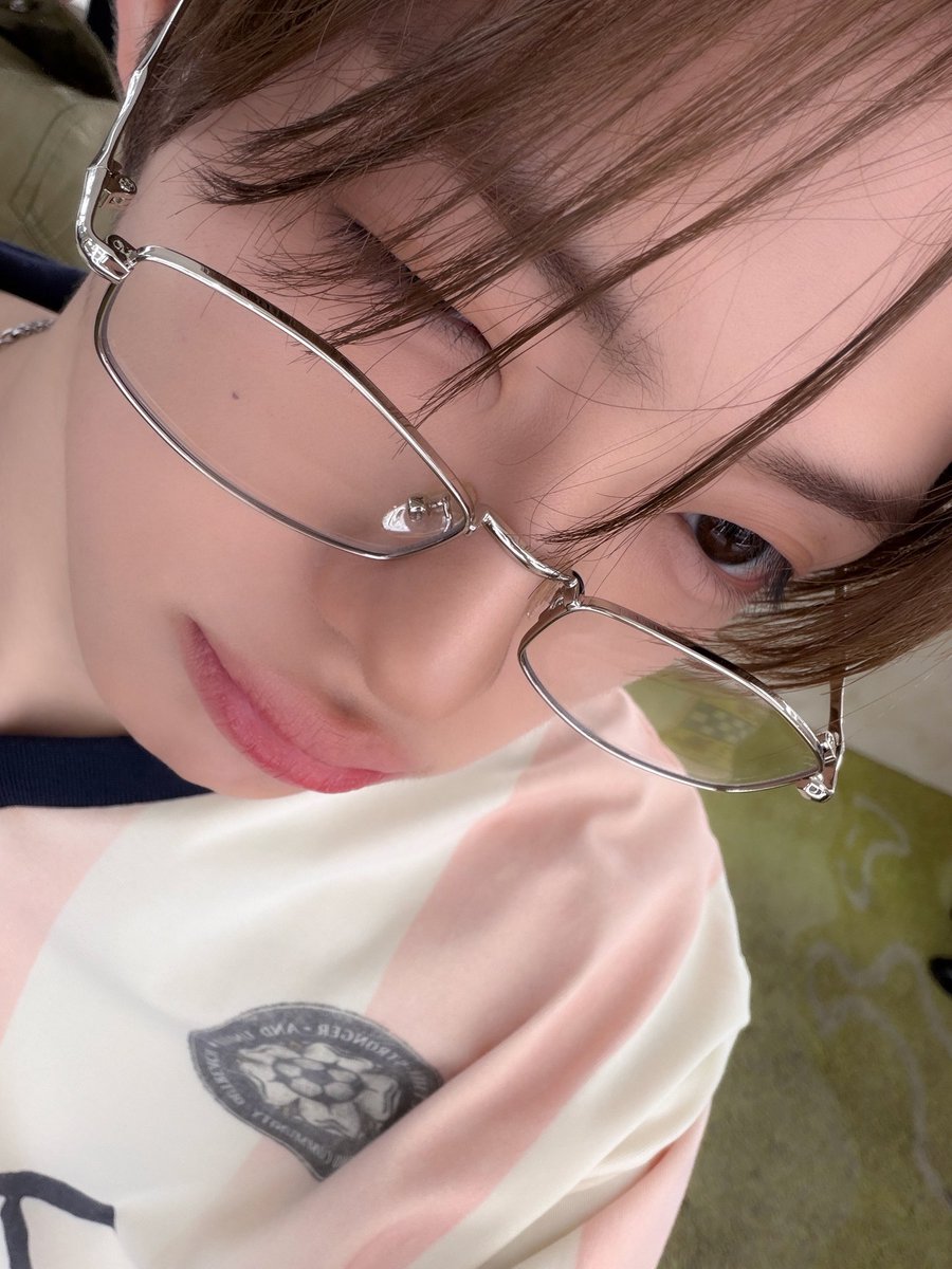 spotitfyy's tweet photo. doing my first allyz selca day with ayon sobat bestie ku :3
#ALLYZSELCADAY #AZSD #ALD1 https://t.co/h07cs5WpQu