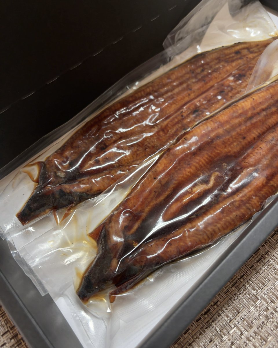 chicken_ta_'s tweet photo. ふるさと納税の返礼品の鰻！
毎年添え物とお吸い物に悩んでしまう！
食品の消費税率が時限1%になると来年は食べ物系が増えるのかな！ https://t.co/5TtSoyx0Zw