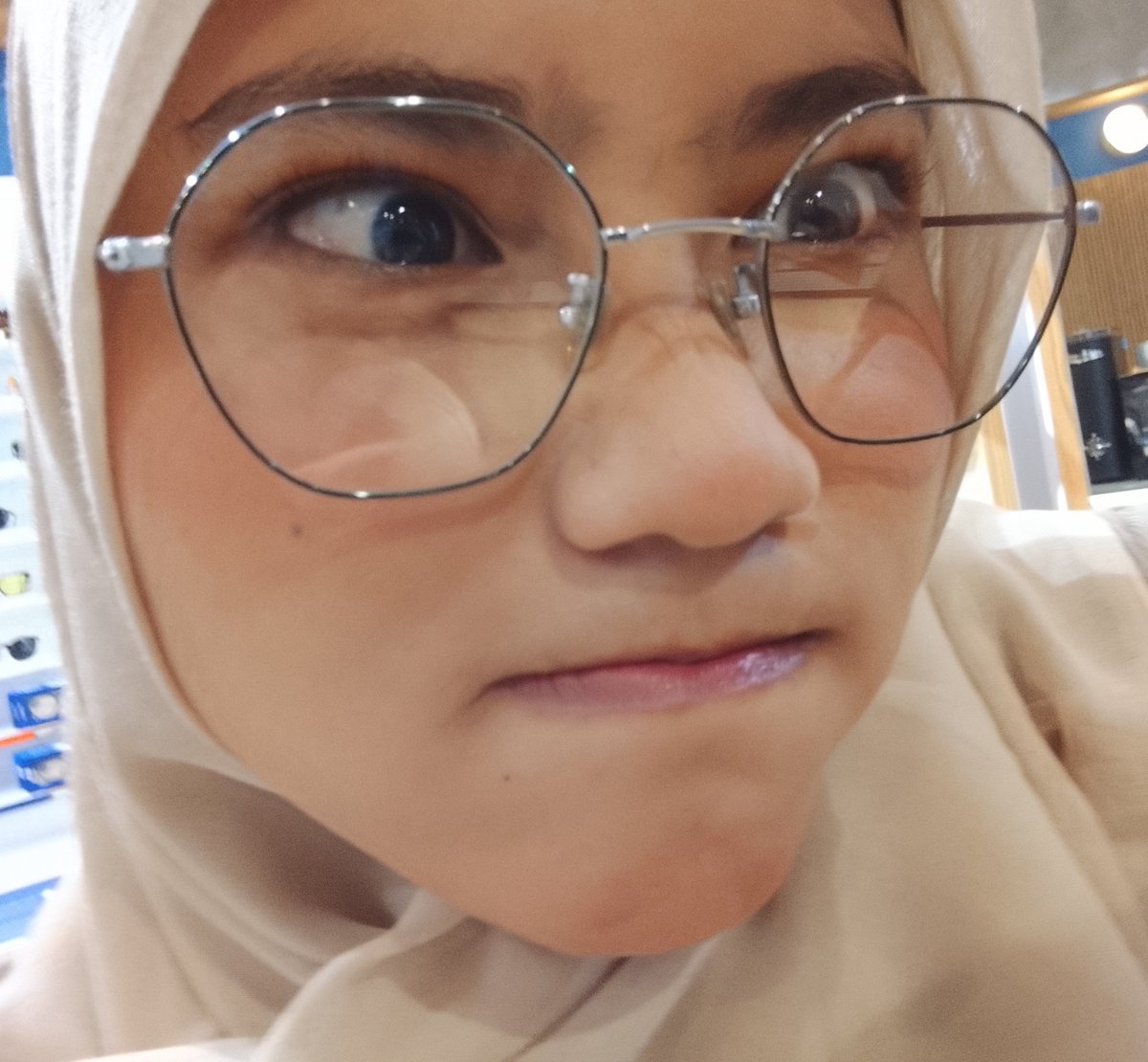 spotitfyy's tweet photo. doing my first allyz selca day with ayon sobat bestie ku :3
#ALLYZSELCADAY #AZSD #ALD1 https://t.co/h07cs5WpQu