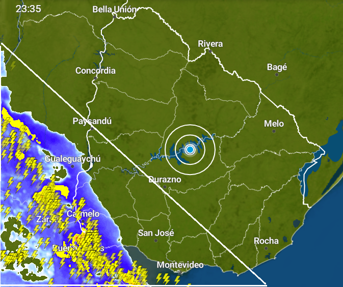 AficionadoMeteo's tweet photo. Frente frío se aproxima por el litoral oeste. En una línea de tormentas fuertes a severas, que se mueven desde Argentina. Atravesando todo el Uruguay. Primero pega en Colonia. Centro al sur y litoral. Sucesivamente va ir avanzando al resto del país. 23:35hs https://t.co/S1CAaBUvKP