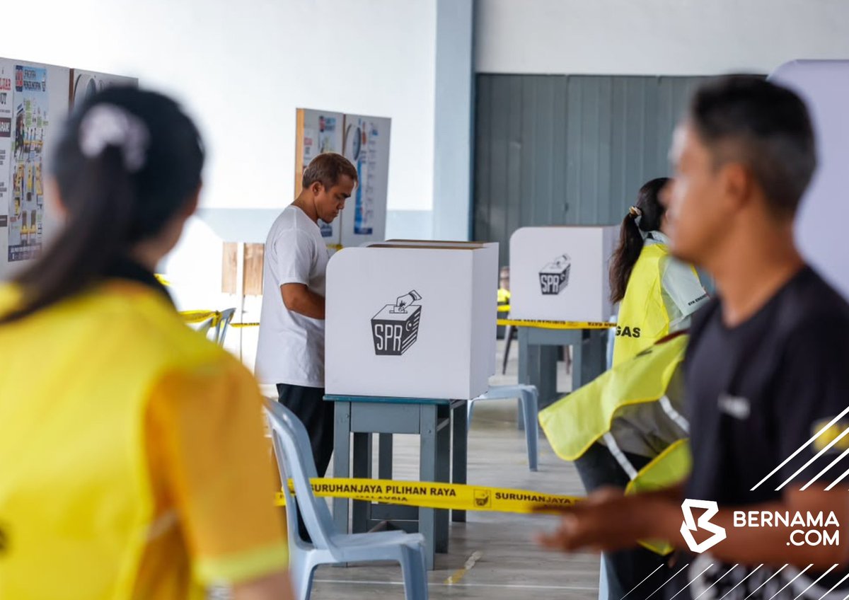 bernamadotcom's tweet photo. Reaksi beberapa pengundi yang beratur bagi menunaikan tanggungjawab pada hari pengundian sempena Pilihan Raya Negeri (PRN) Negeri Sembilan di pusat mengundi SJKC Chung Hua, Rantau hari ini.

#BernamaNews #PRNNegeriSembilan #PRNNS https://t.co/OcBA3f6uPh
