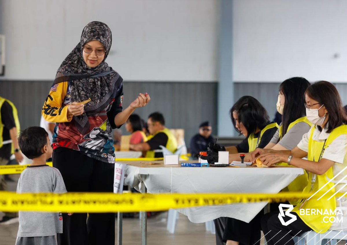 bernamadotcom's tweet photo. Reaksi beberapa pengundi yang beratur bagi menunaikan tanggungjawab pada hari pengundian sempena Pilihan Raya Negeri (PRN) Negeri Sembilan di pusat mengundi SJKC Chung Hua, Rantau hari ini.

#BernamaNews #PRNNegeriSembilan #PRNNS https://t.co/OcBA3f6uPh
