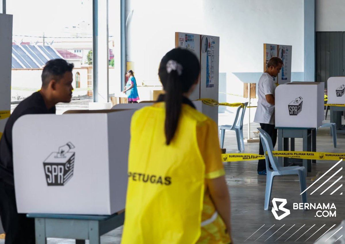 bernamadotcom's tweet photo. Reaksi beberapa pengundi yang beratur bagi menunaikan tanggungjawab pada hari pengundian sempena Pilihan Raya Negeri (PRN) Negeri Sembilan di pusat mengundi SJKC Chung Hua, Rantau hari ini.

#BernamaNews #PRNNegeriSembilan #PRNNS https://t.co/OcBA3f6uPh