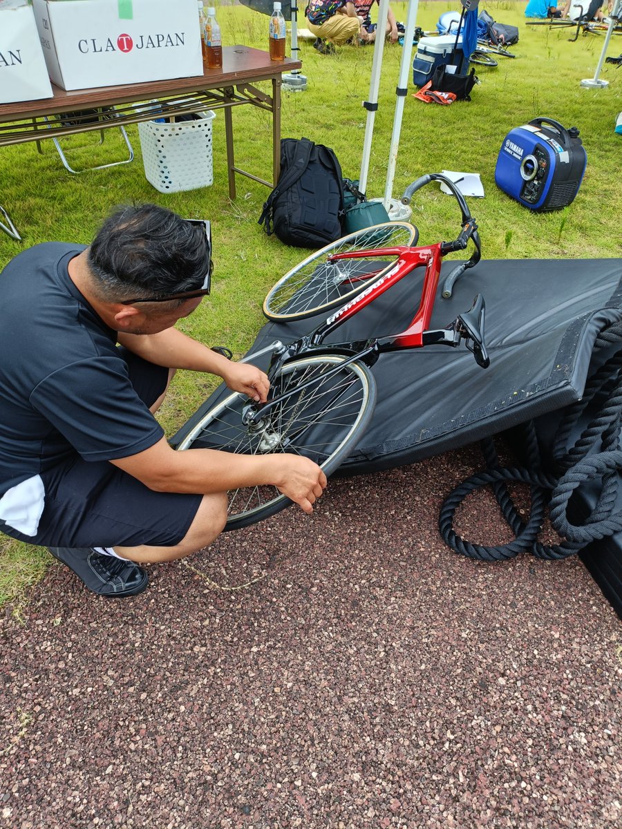 ishikawaksk's tweet photo. 何にでも器用な和氣洋輔選手。
さっそく、競技自転車のメカニックにも興味津々。

#石川プロレス
#自転車競技場大会オフショット https://t.co/EJ7xRKwgHz