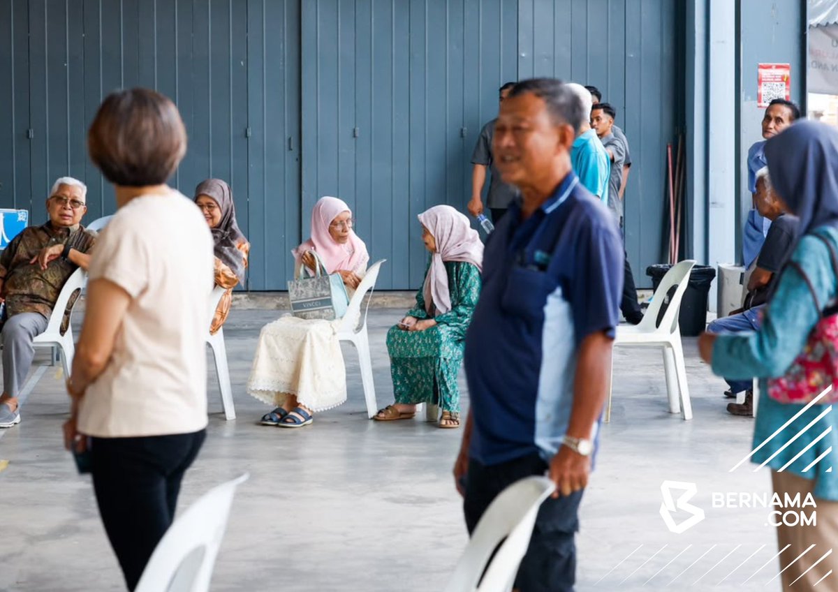 bernamadotcom's tweet photo. Reaksi beberapa pengundi yang beratur bagi menunaikan tanggungjawab pada hari pengundian sempena Pilihan Raya Negeri (PRN) Negeri Sembilan di pusat mengundi SJKC Chung Hua, Rantau hari ini.

#BernamaNews #PRNNegeriSembilan #PRNNS https://t.co/MhC6gdSknd