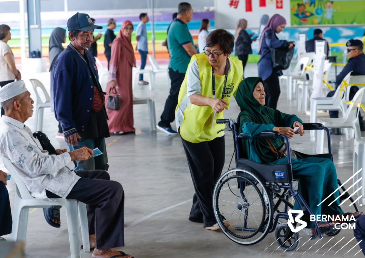 bernamadotcom's tweet photo. Reaksi beberapa pengundi yang beratur bagi menunaikan tanggungjawab pada hari pengundian sempena Pilihan Raya Negeri (PRN) Negeri Sembilan di pusat mengundi SJKC Chung Hua, Rantau hari ini.

#BernamaNews #PRNNegeriSembilan #PRNNS https://t.co/MhC6gdSknd