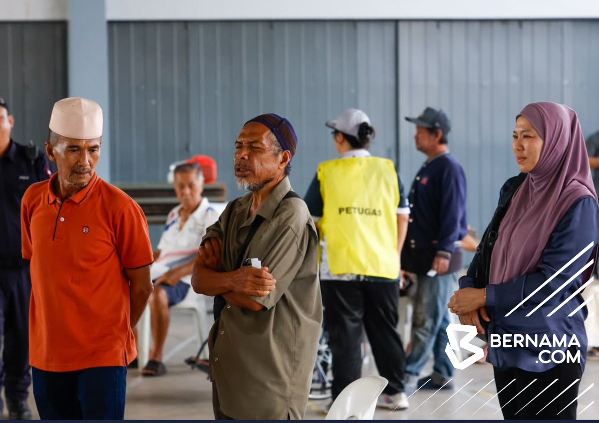 bernamadotcom's tweet photo. Reaksi beberapa pengundi yang beratur bagi menunaikan tanggungjawab pada hari pengundian sempena Pilihan Raya Negeri (PRN) Negeri Sembilan di pusat mengundi SJKC Chung Hua, Rantau hari ini.

#BernamaNews #PRNNegeriSembilan #PRNNS https://t.co/MhC6gdSknd
