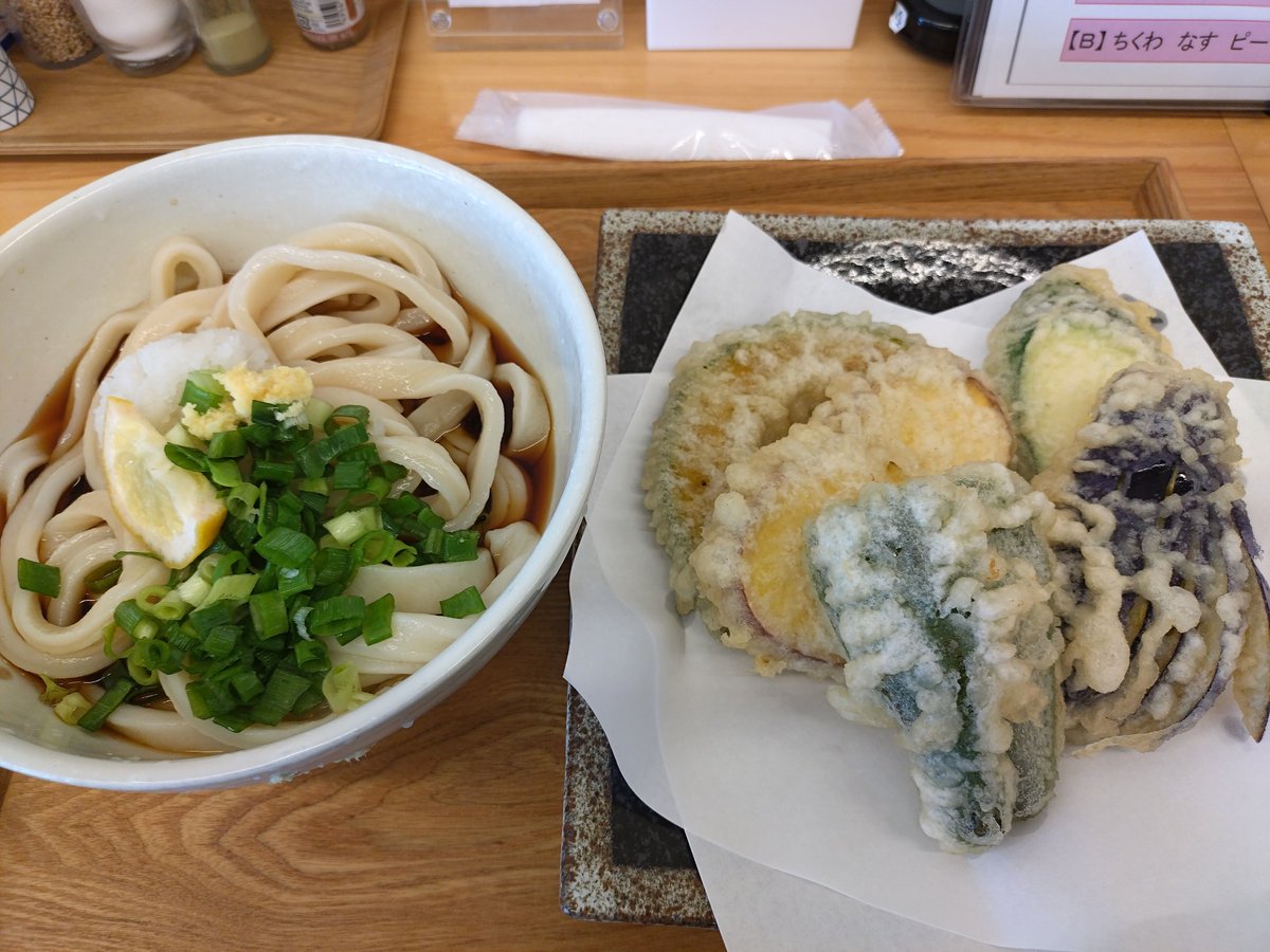 nanataka968769's tweet photo. 朝昼飯！
ぶっかけうどんと野菜天🫑🥒🍠🍆🎃

腹いっぱい……となりのオジサン、これに舞茸天・かしわ天・ちくわ天・えび天が追加されたセット頼んでたけど食べきれたのかなぁ？ https://t.co/DyhHvzxWwE