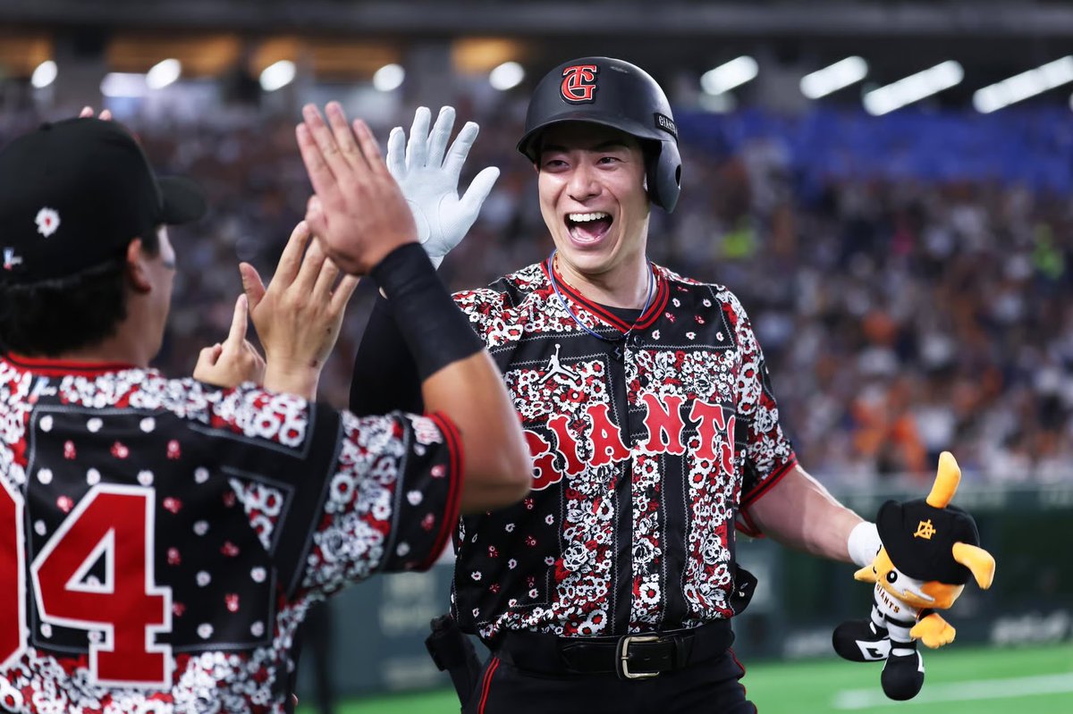 TokyoGiants's tweet photo. 7/31に東京ドームで行われたDeNA戦で、チームは「JORDAN BRAND」とコラボレーションした特別デザインのユニホームを着用して試合に臨みました🌹

「JORDAN BRAND」とプロ野球チームとの取り組みはブランド初となります✨
https://t.co/8gG2C2HcAw https://t.co/Fo6scN8Skz