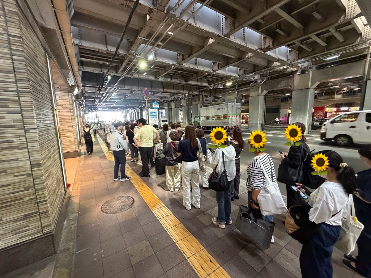 prekaori's tweet photo. 会場に向かってる🌻💓
大阪駅からリーガロイヤルホテルに行くリムジンバスは大行列💦

 #CHAEst
 #チェジョンヒョプ https://t.co/ZtXO0lX93z