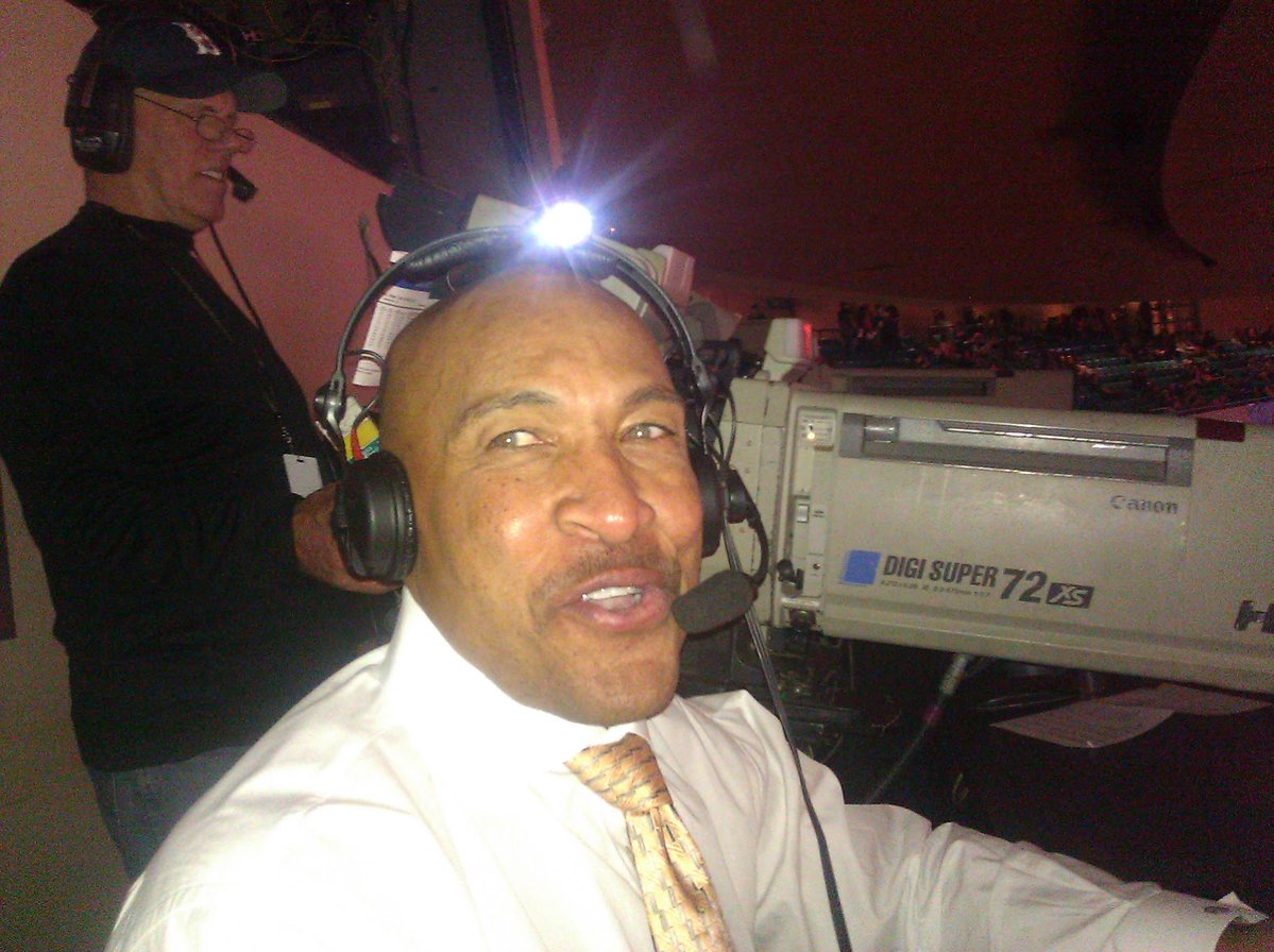 DLocke09's tweet photo. The night Ron Boone called a game with a flash light taped to his head because the broadsite was so dark
#msg  @1041straight https://t.co/sUvyQUtb6t