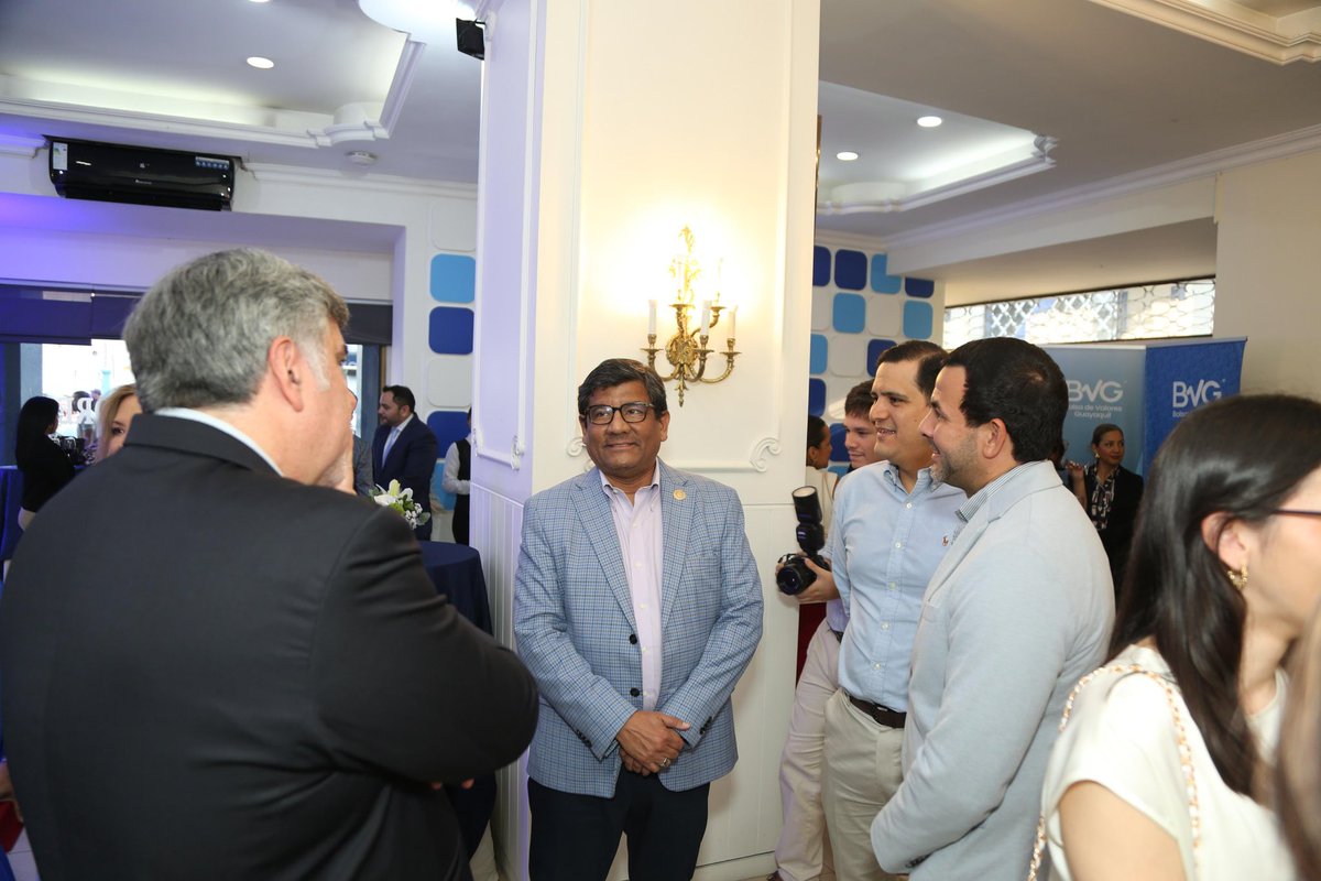 Produccion_Ecu's tweet photo. En este encuentro, recibió un reconocimiento de esta entidad, donde señalaron la gestión realizada al frente de @Produccion_Ecu, destacando el compromiso con el fortalecimiento de la producción, el comercio exterior, las inversiones y el crecimiento económico del Ecuador🇪🇨 https://t.co/nWK5tqHatY