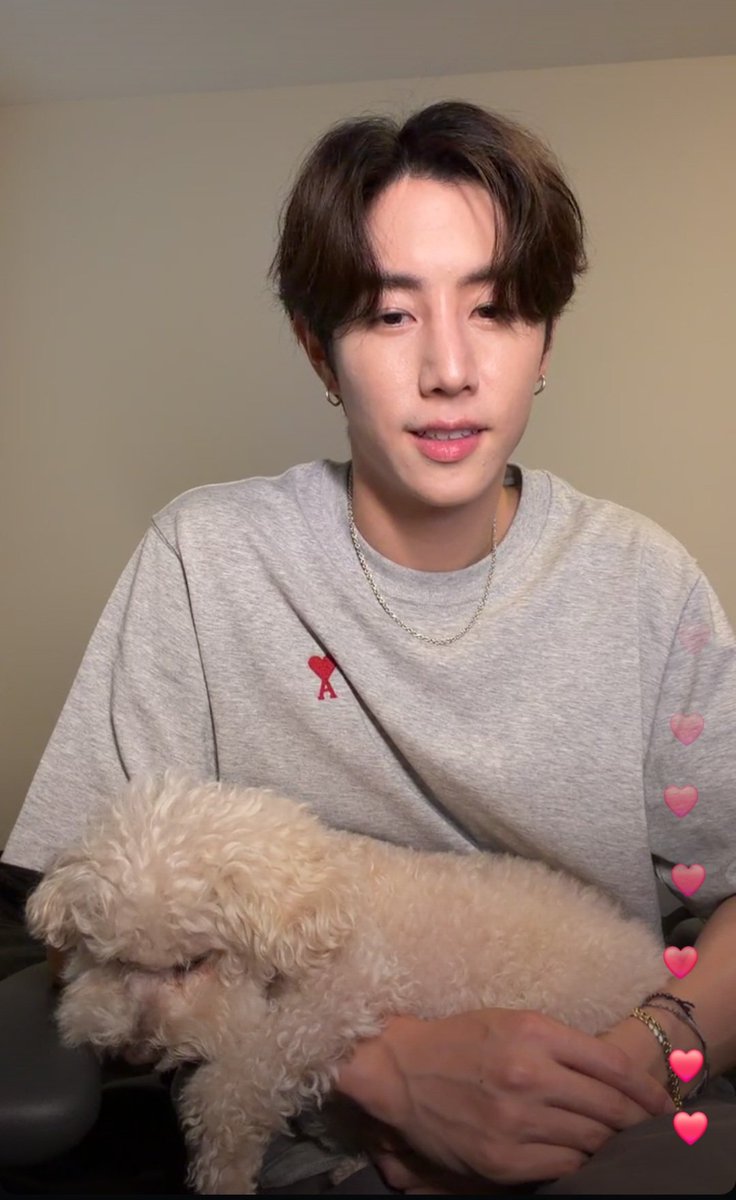 PuMpUy_P2P's tweet photo. มาร์คมาใน อจ หล่อมาก แล้วไมโลคือน้องนิ่งนั่งเรียบร้อยอยู่บนตัก #Marktuan https://t.co/cF4dTq54OI