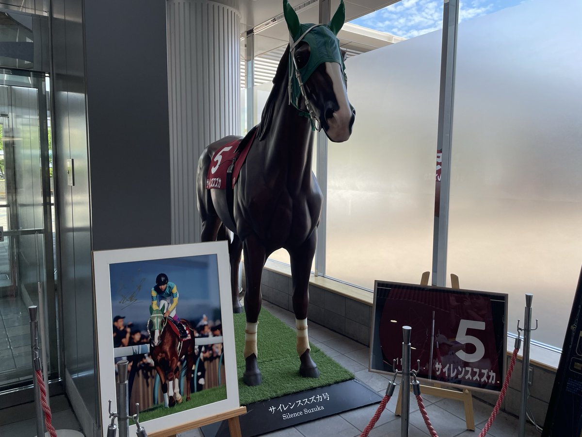 tanatanatanaue's tweet photo. 1年振りに中京競馬場でスピードの向こう側を飲んできました！
中京2-4レースを見てきましたが、やっぱ生で見るのはパドックもレースも良いものですね。サイレンススズカ像も撮ってみました。
今度は腰を据えてじっくりやりたいですな。 https://t.co/OHK2C2McFt