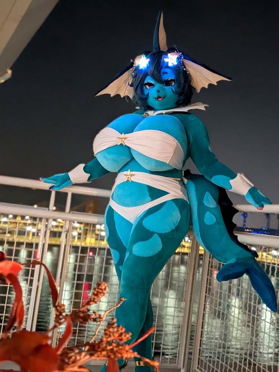 VanniVappy's tweet photo. Have a lovely night~💙🩵🤍
#FursuitFriday https://t.co/zAc9QJJm0w