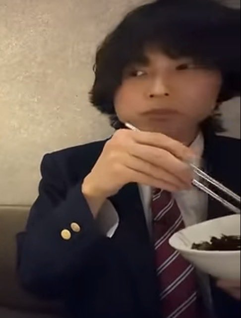 himituno202606's tweet photo. 綺麗に食べるほっくん✨✨✨
食べ方可愛い✨✨✨

#ほっくん
#松村北斗
#ストチューブin牛角
#ストチューブ
#SixTONES https://t.co/WVAJVhFomu