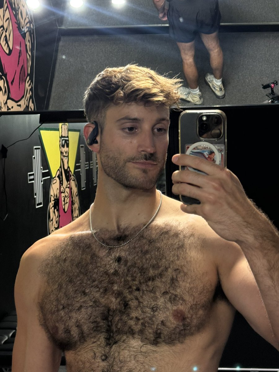 jdlocke_fit's tweet photo. Late night lift? No, late night gym selfies https://t.co/EVbNkipYEt