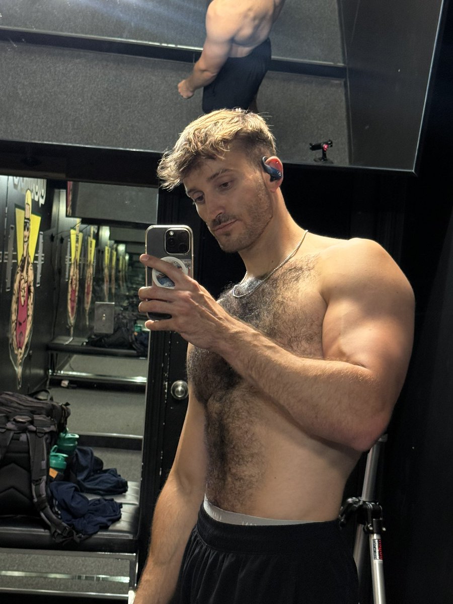 jdlocke_fit's tweet photo. Late night lift? No, late night gym selfies https://t.co/EVbNkipYEt
