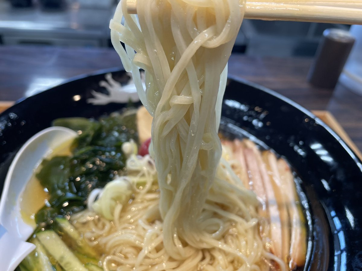 kunzite_yuki's tweet photo. 【麺馳走　オオカミ】冷やし津軽焼干しそば　ニラ醤油飯

焼干しならではの独特な味わい🐟
良い感じにビターさが出ていて口の中に焼干しが広がる。冷水で締められた細麺はコシもあって風味も豊か🌾
清涼感あるトッピングたちも素敵なアクセント👍
何食べても美味しい😋
最高の昼飯でした！
ご馳走様！ https://t.co/jo6IgAFDLj