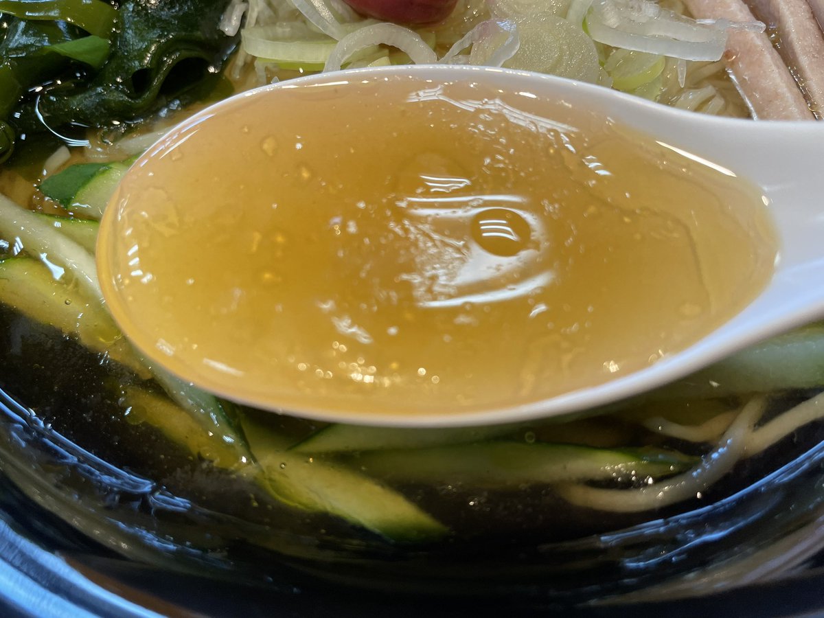kunzite_yuki's tweet photo. 【麺馳走　オオカミ】冷やし津軽焼干しそば　ニラ醤油飯

焼干しならではの独特な味わい🐟
良い感じにビターさが出ていて口の中に焼干しが広がる。冷水で締められた細麺はコシもあって風味も豊か🌾
清涼感あるトッピングたちも素敵なアクセント👍
何食べても美味しい😋
最高の昼飯でした！
ご馳走様！ https://t.co/jo6IgAFDLj