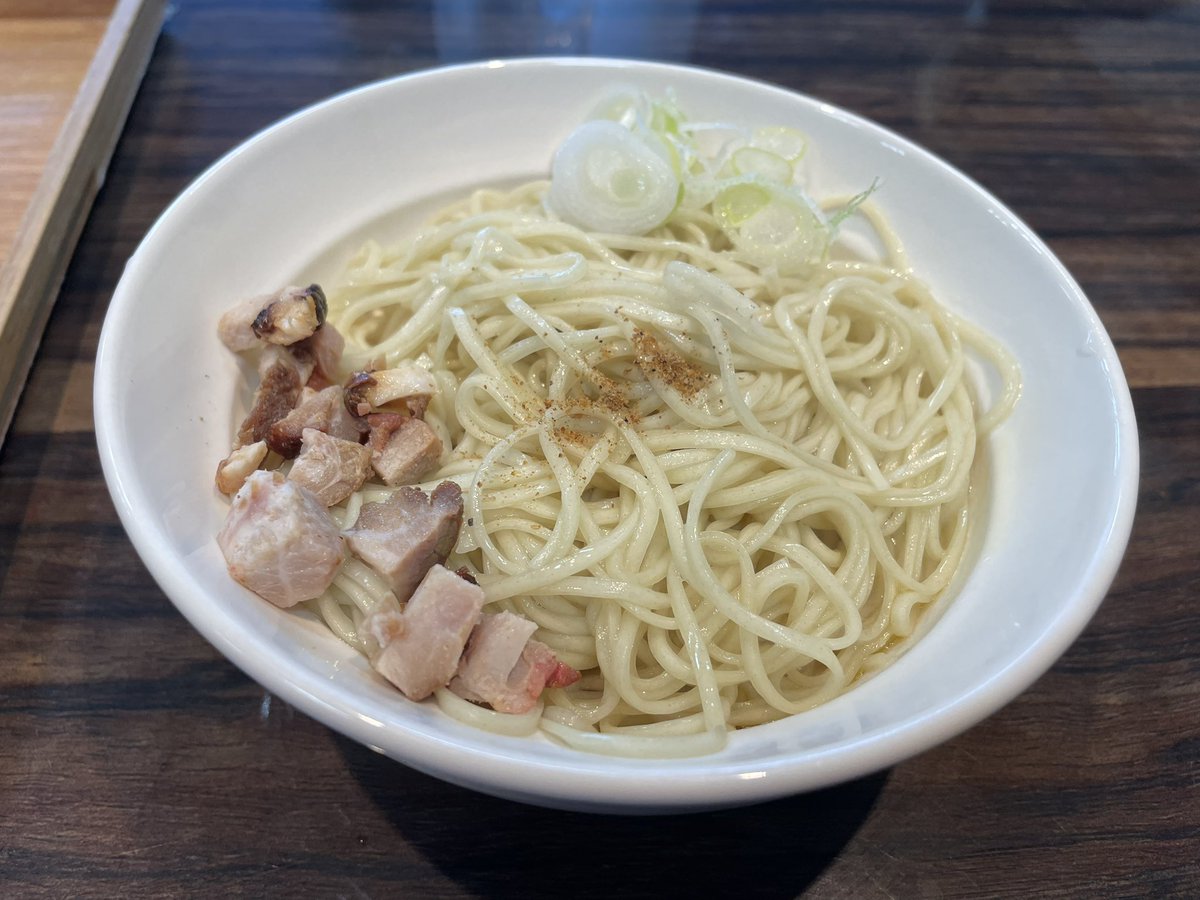 kunzite_yuki's tweet photo. 【麺馳走　オオカミ】冷やし津軽焼干しそば　ニラ醤油飯

焼干しならではの独特な味わい🐟
良い感じにビターさが出ていて口の中に焼干しが広がる。冷水で締められた細麺はコシもあって風味も豊か🌾
清涼感あるトッピングたちも素敵なアクセント👍
何食べても美味しい😋
最高の昼飯でした！
ご馳走様！ https://t.co/jo6IgAFDLj
