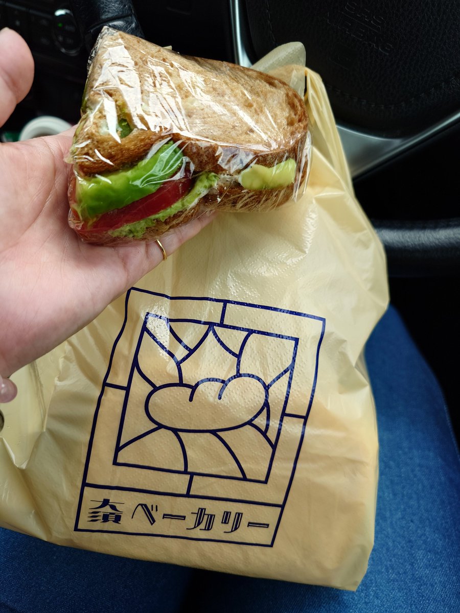 misakichi178's tweet photo. 美容院予約してていつも通り10時に行ったら「！！！今日は12:30からです😭」って言われて😂😂
なんで、その後に行こうと思ってた大須にGO‼️
取り置きしてたパワーストーン達を引き取り、差し入れにジュースとか置いてきて、ご飯食べてないから大須ベーカリーさん空いてて飛び込んできた👍 https://t.co/9EhktkAU2S
