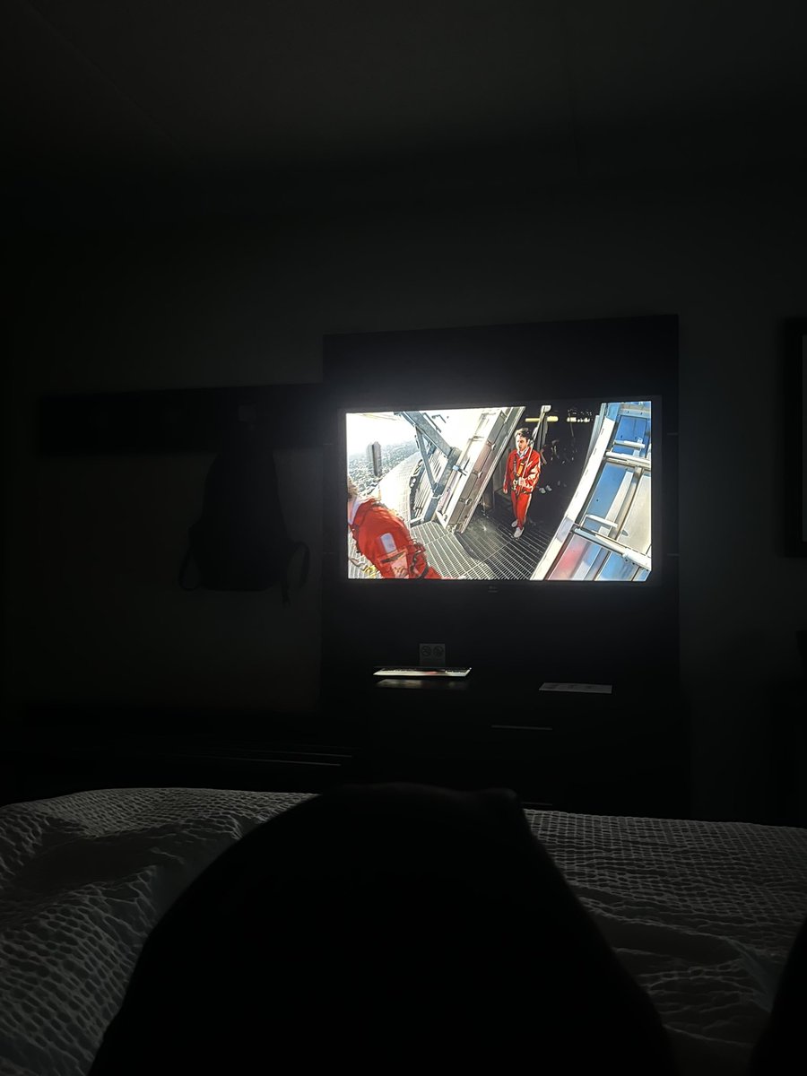 dashsnow_'s tweet photo. hes got a whole girl in his bed but hes too busy watching Nirvana the Band the Show the Movie https://t.co/z2GDQdZUdj