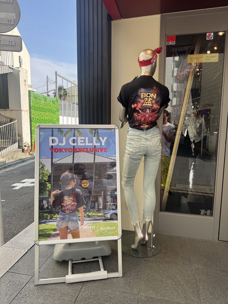 Celly_cecilia's tweet photo. Hard Rock CafeコラボTシャツ🎸
東京店(六本木)限定で発売中です！

是非中野の前に寄ってゲットして
これを着て踊りましょう✌🏻❤️‍🔥 https://t.co/STbIa8EpLO
