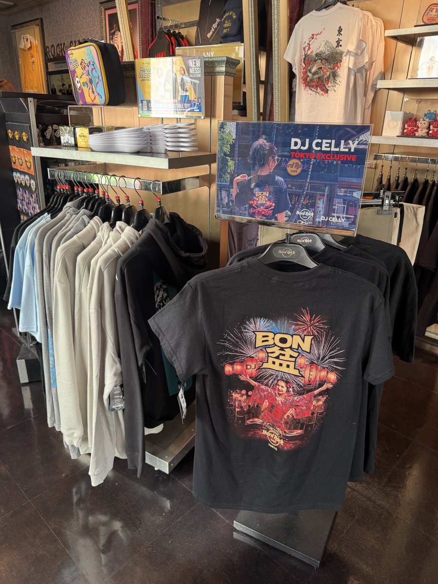 Celly_cecilia's tweet photo. Hard Rock CafeコラボTシャツ🎸
東京店(六本木)限定で発売中です！

是非中野の前に寄ってゲットして
これを着て踊りましょう✌🏻❤️‍🔥 https://t.co/STbIa8EpLO